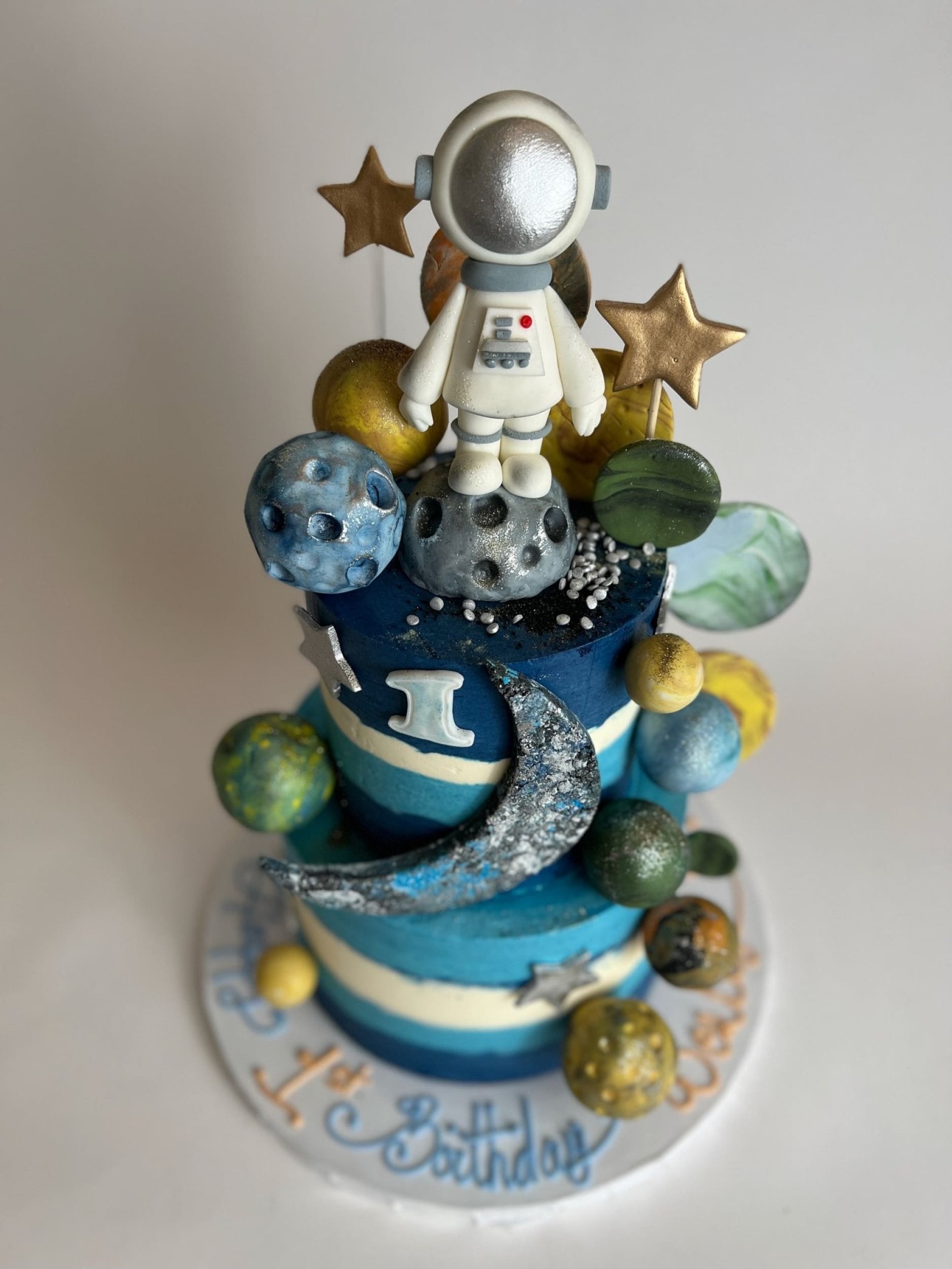 Space astronaut &amp; planets on buttercream - custom cake