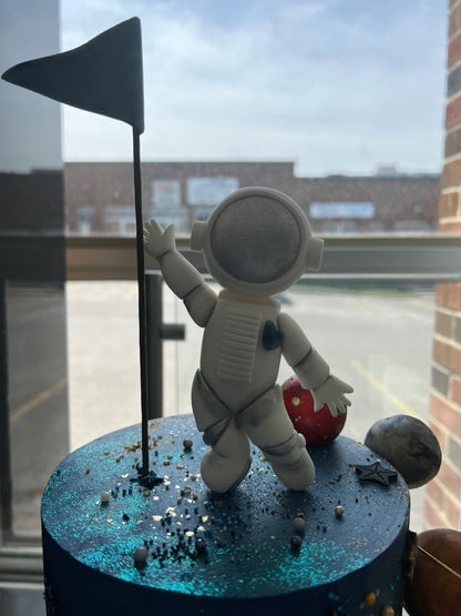 Space astronaut &amp; planets on buttercream - custom cake