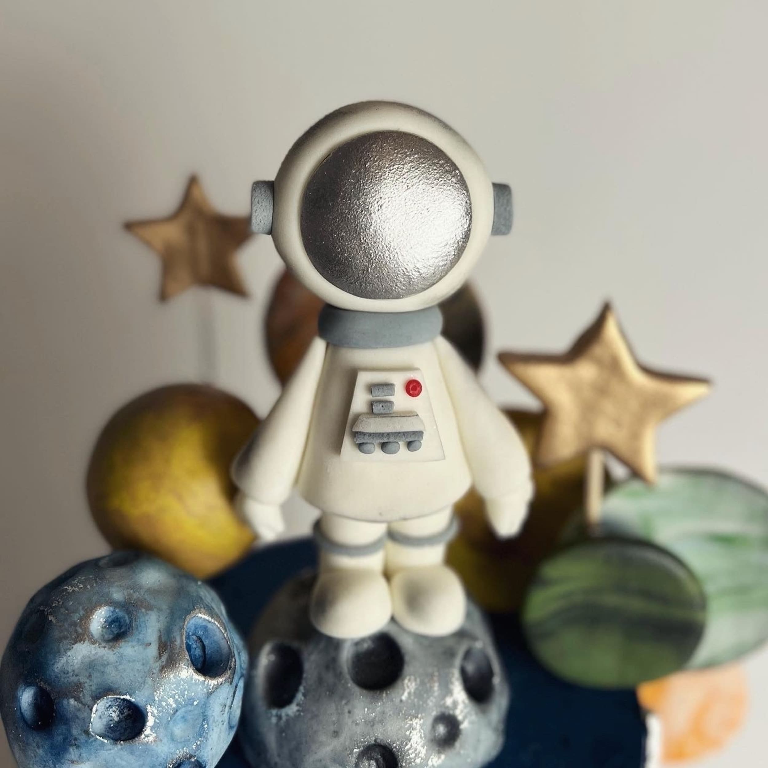 Space astronaut &amp; planets on buttercream - custom cake