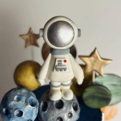 Space astronaut &amp; planets on buttercream - custom cake