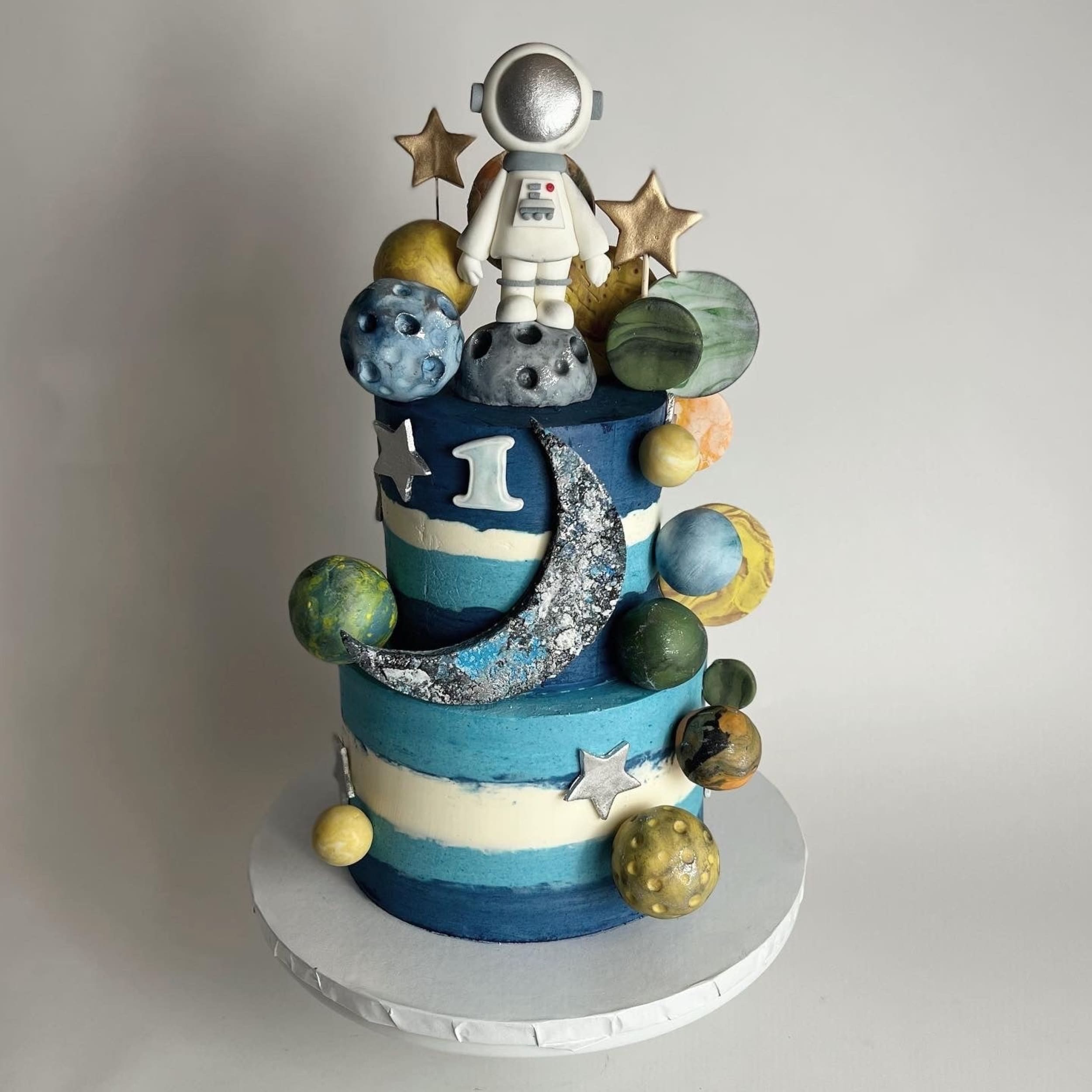 Space astronaut &amp; planets on buttercream - custom cake