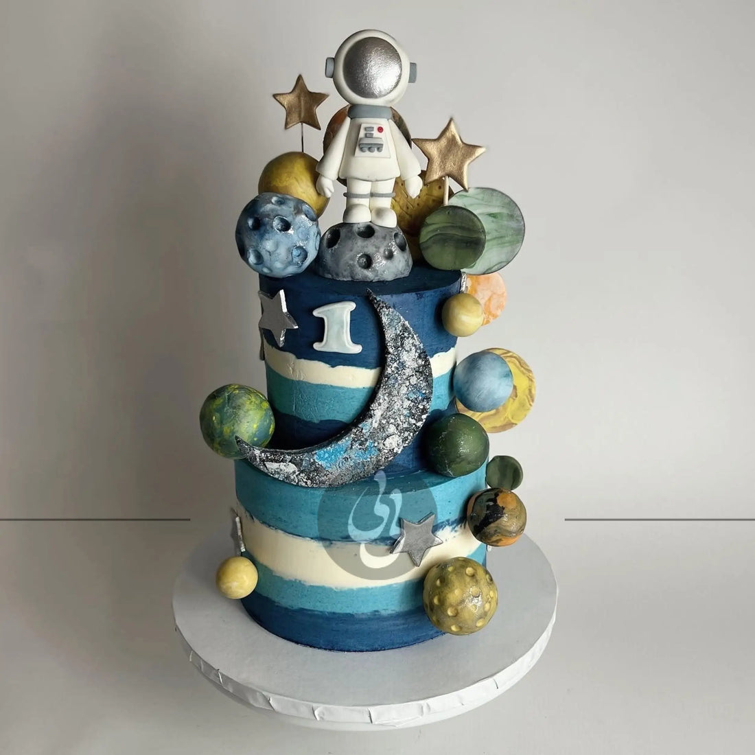 Space astronaut &amp; planets on buttercream - custom cake