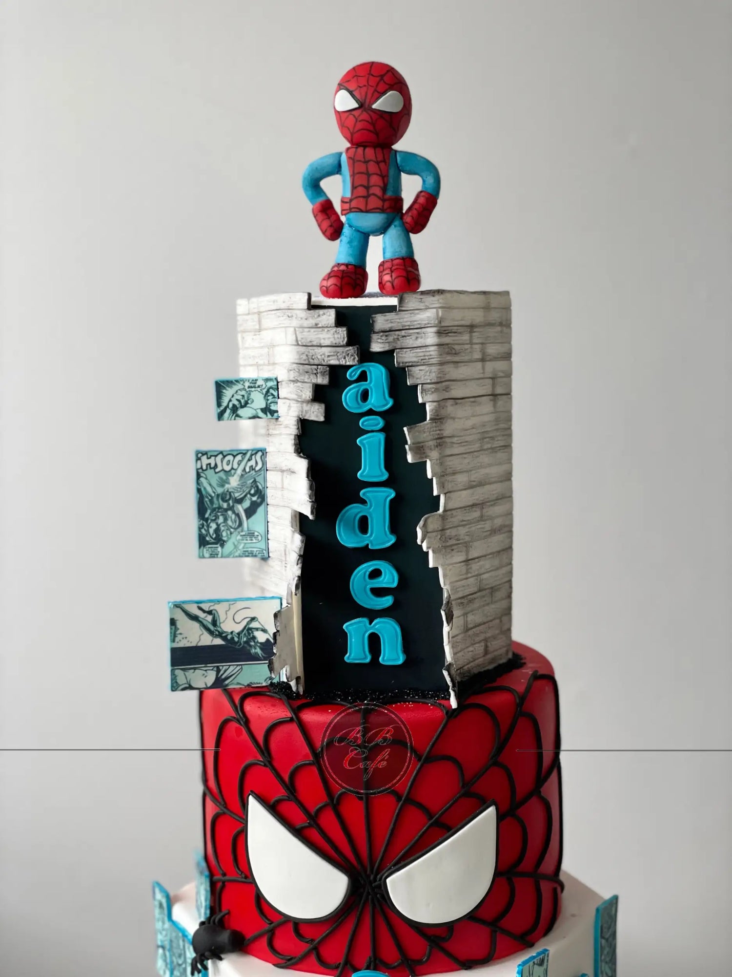 Spiderman superhero in fondant - custom cake