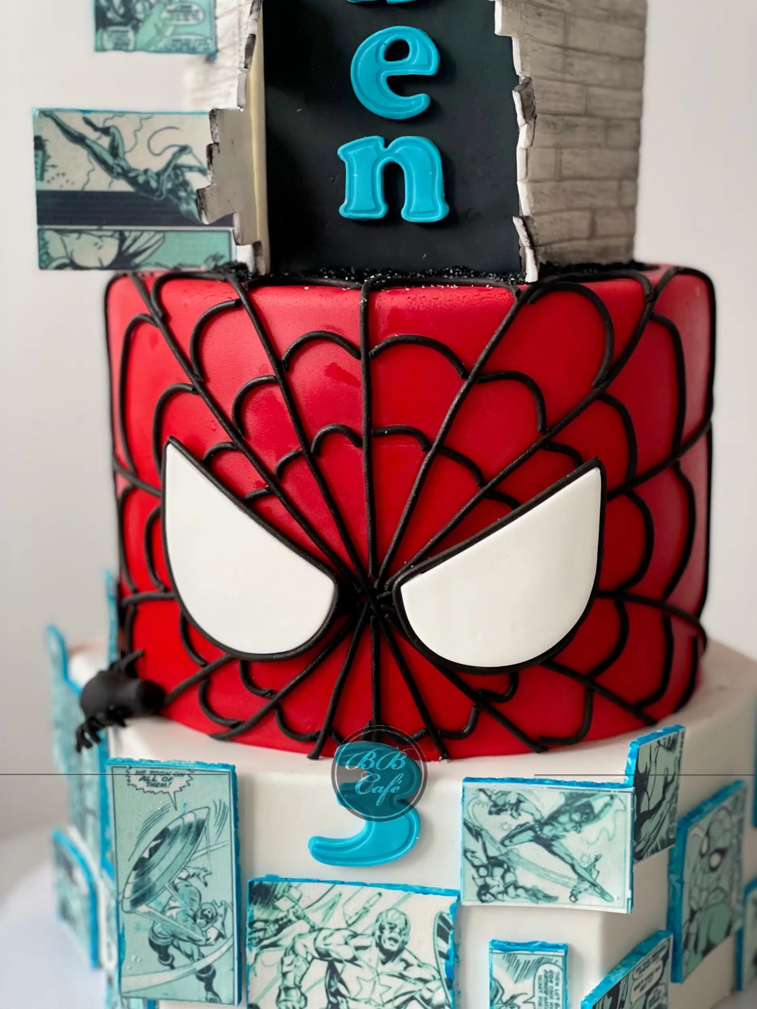 Spiderman superhero in fondant - custom cake