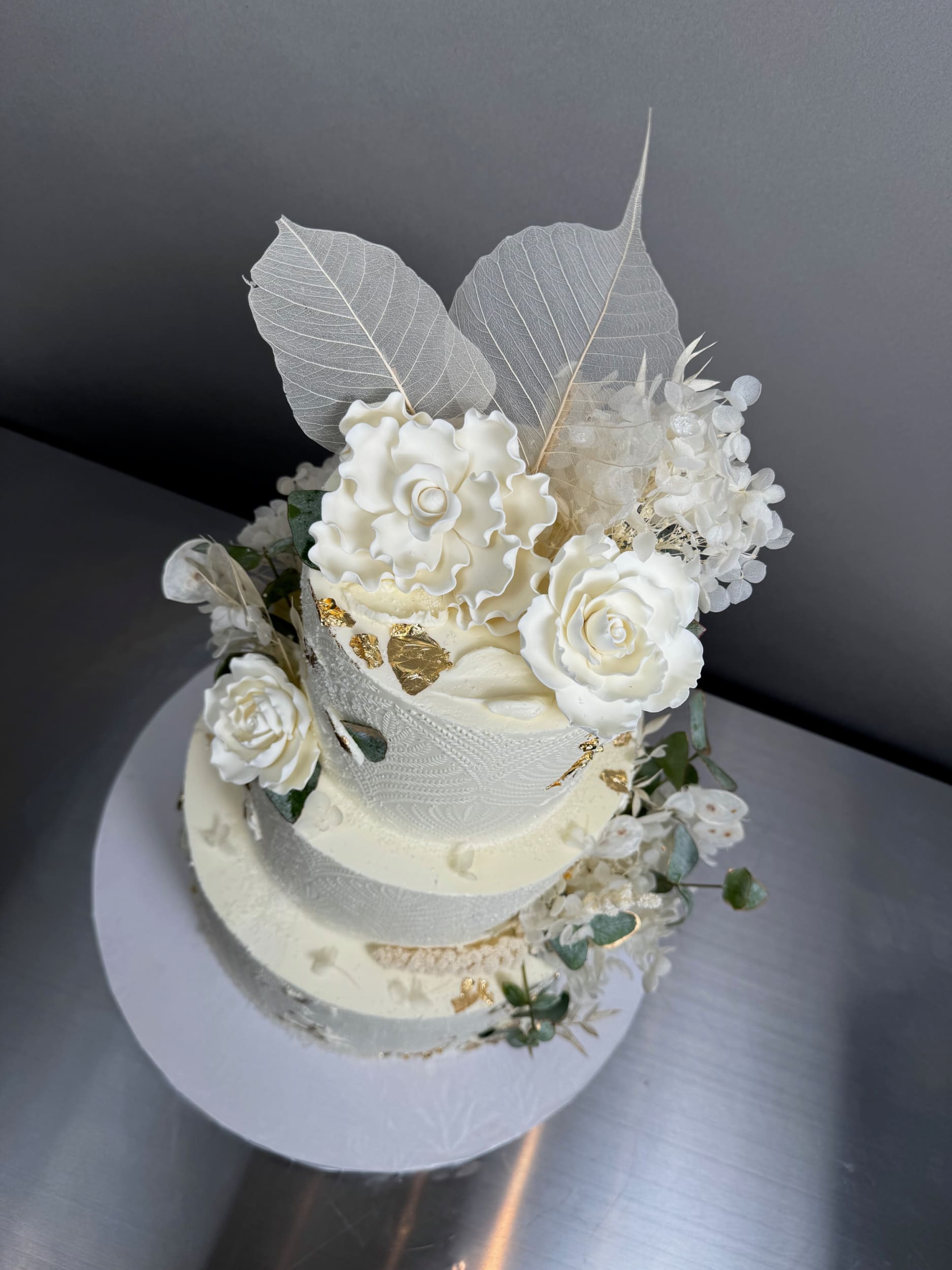 Stenciled boho &amp; sugar flowers - wedding cake