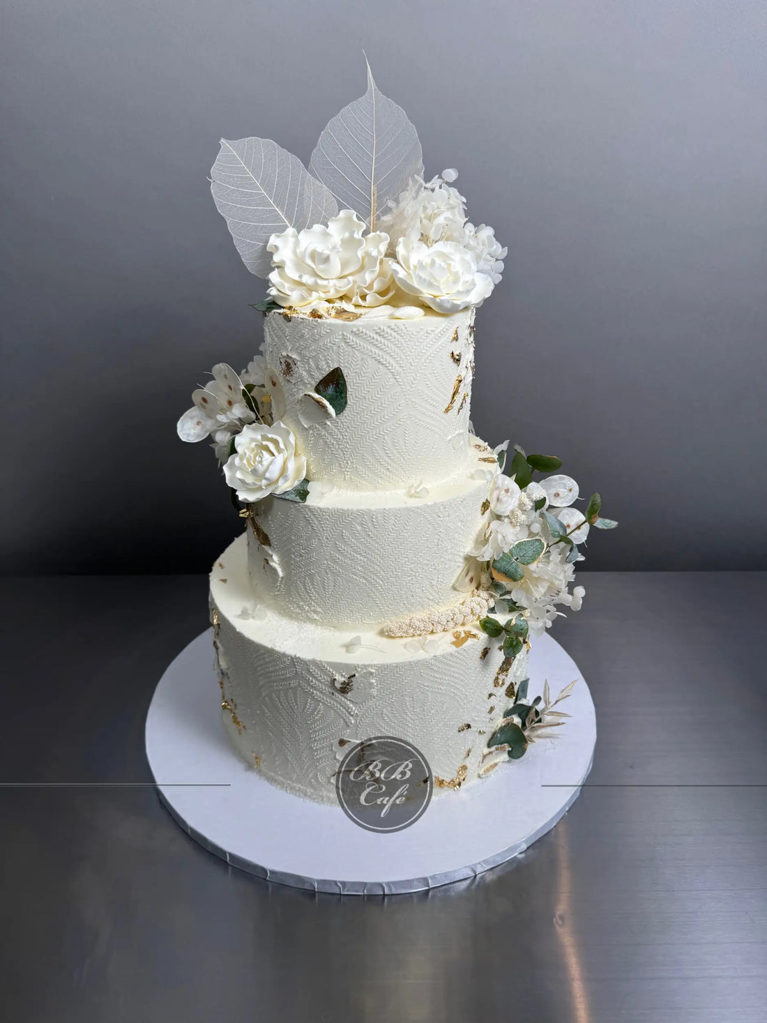 Stenciled boho &amp; sugar flowers - wedding cake