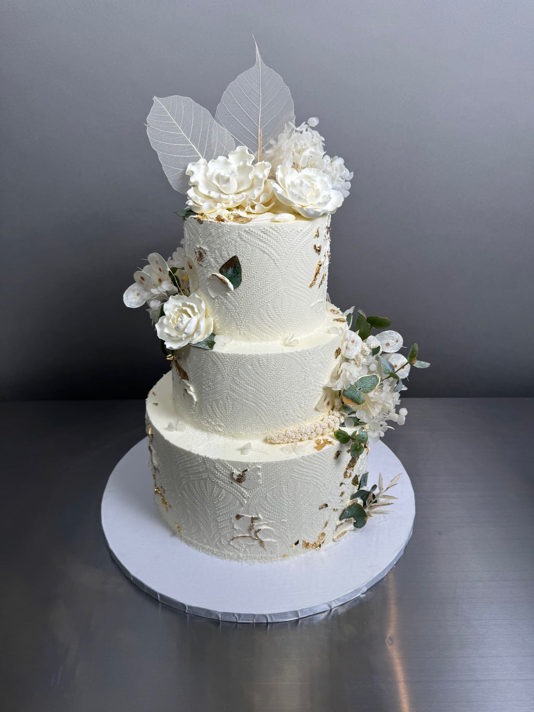 Stenciled boho & sugar flowers - wedding cake