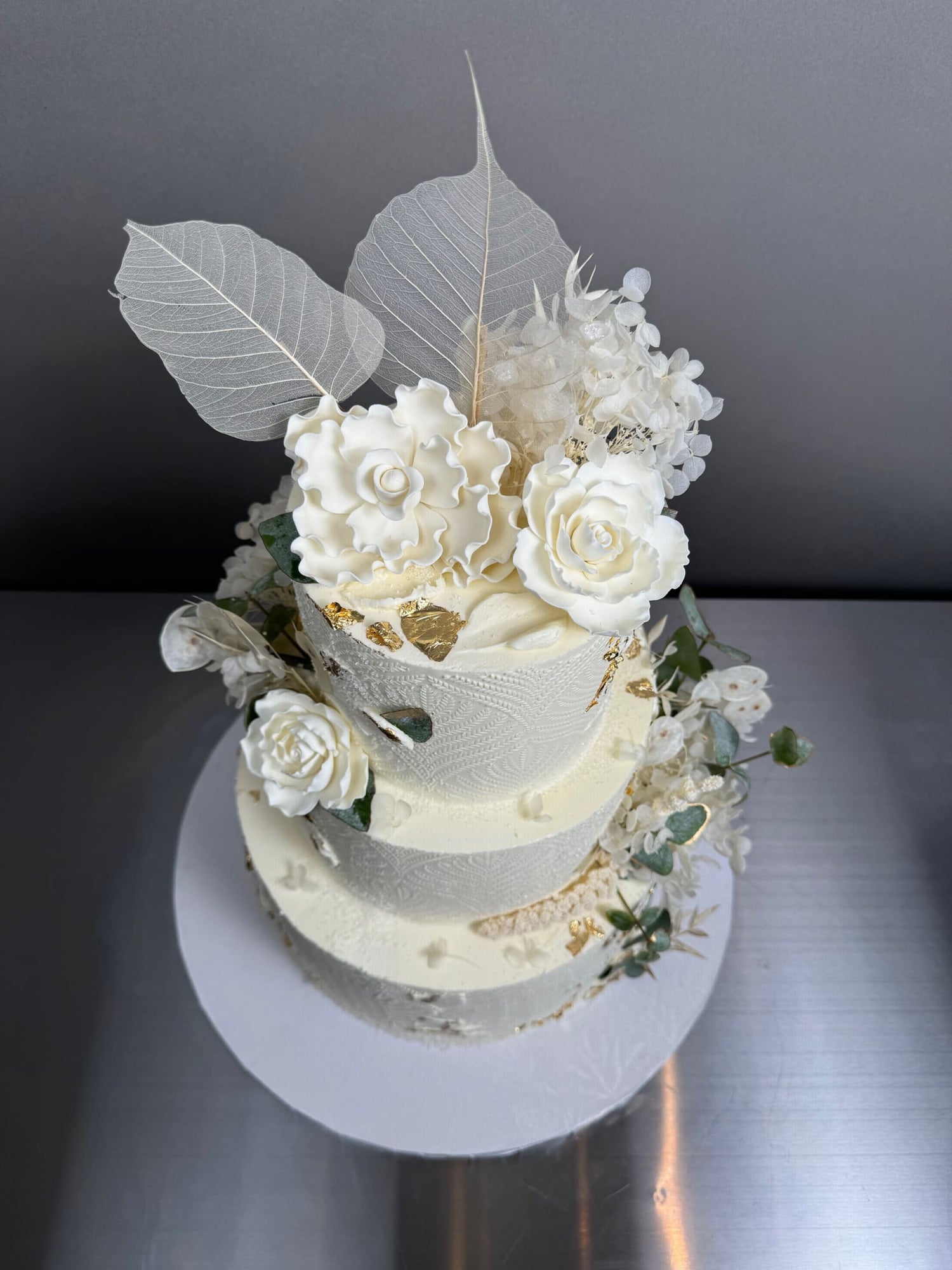 Stenciled boho &amp; sugar flowers - wedding cake