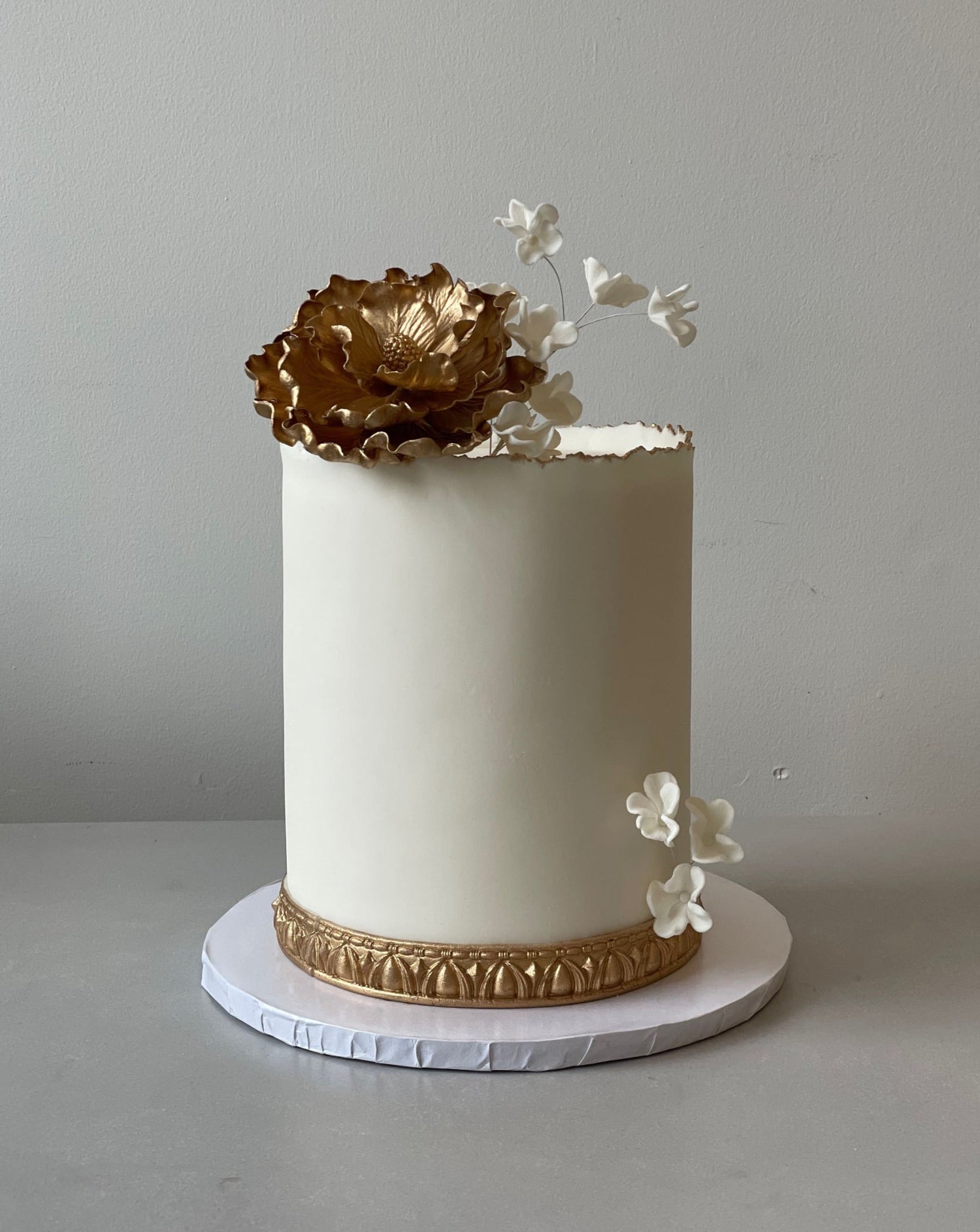Sugar flower on deckled edge fondant - custom cake