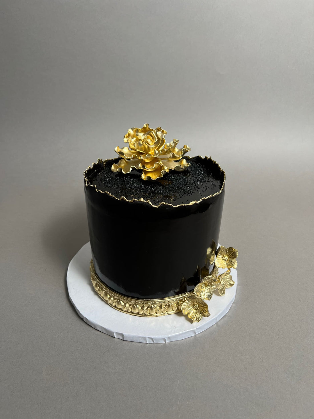 Sugar flower on deckled edge fondant - custom cake