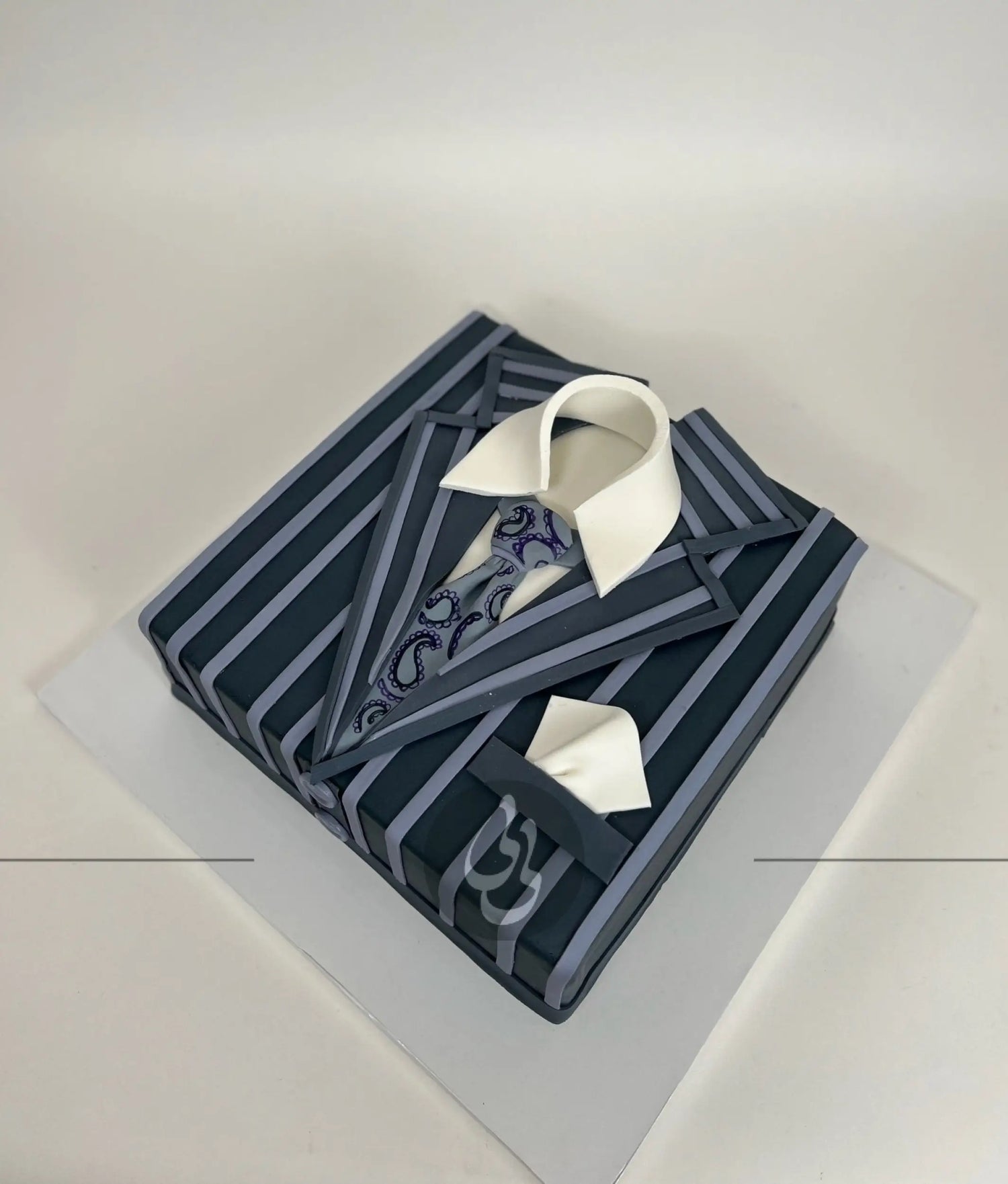 Suit and tie in fondant - custom cake