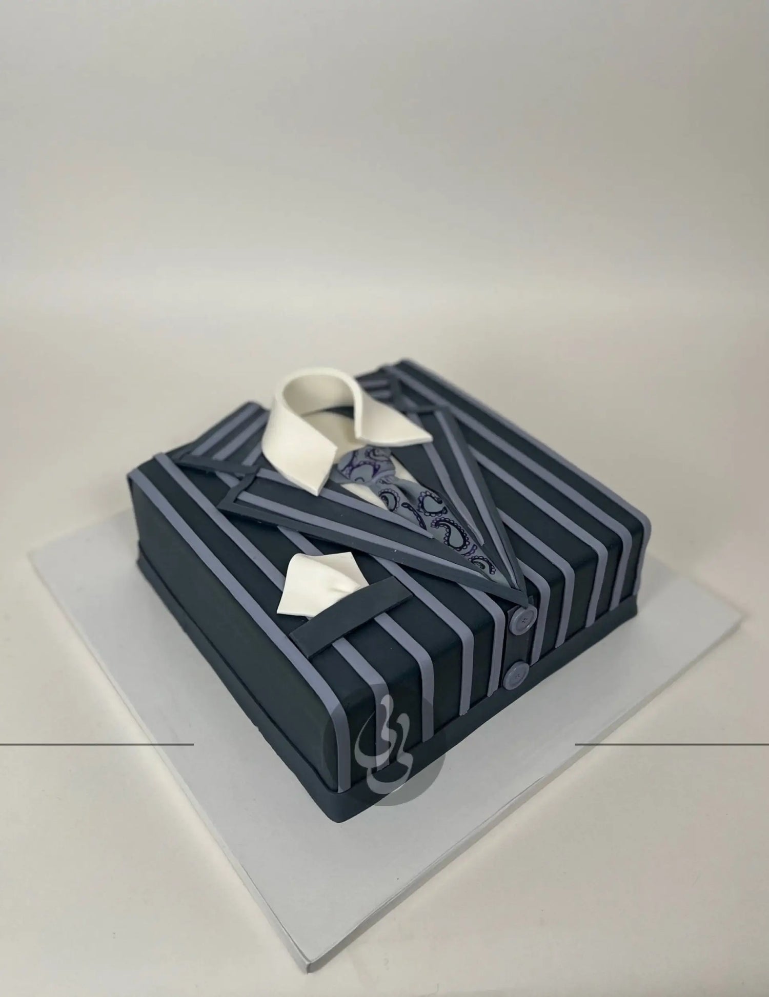 Suit and tie in fondant - custom cake