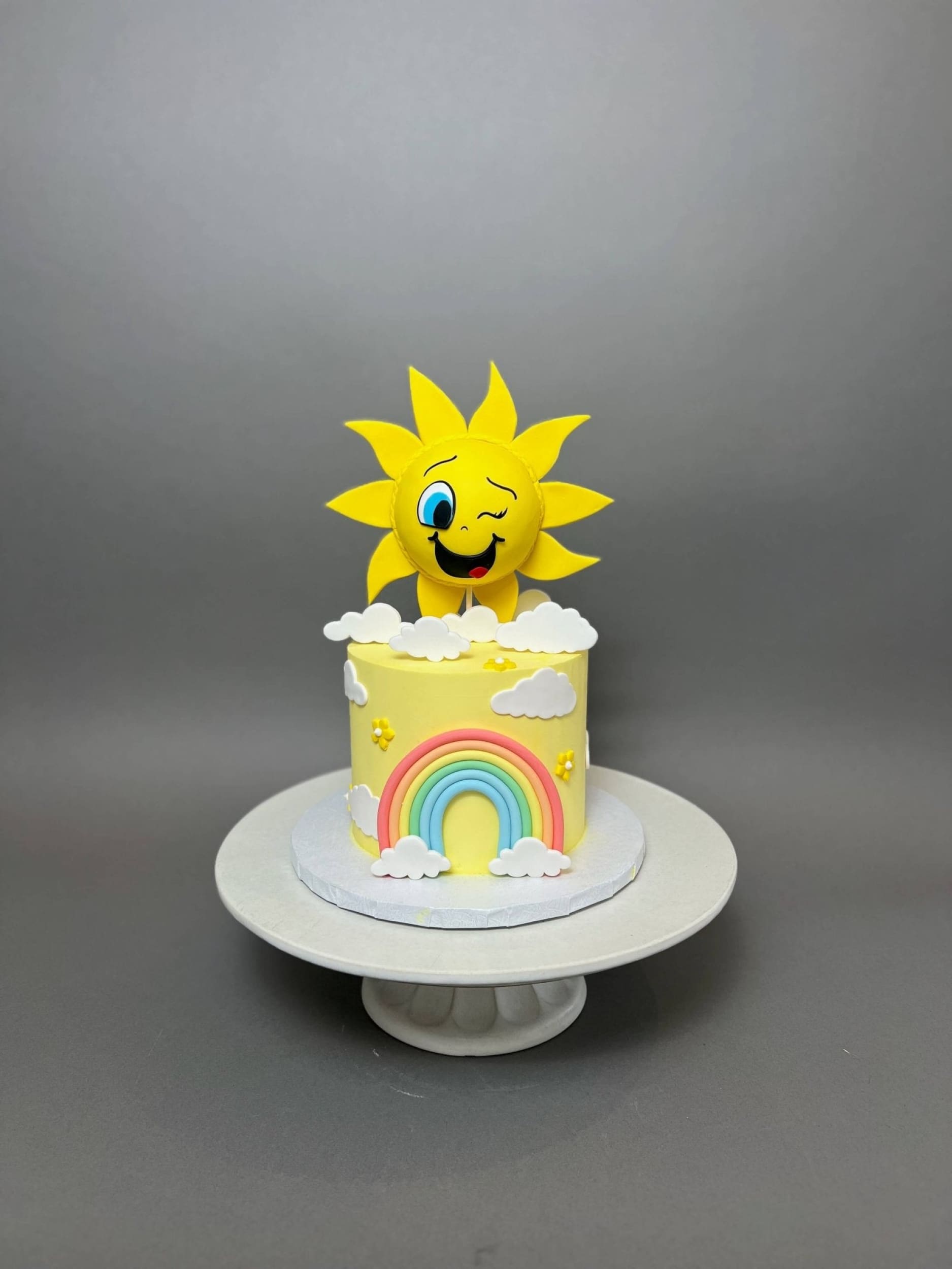 Sunshine &amp; rainbow on buttercream - custom cake