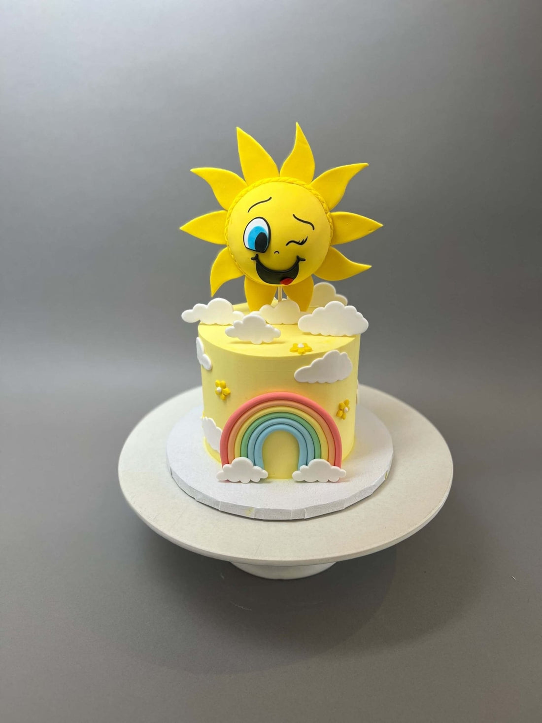 Sunshine &amp; rainbow on buttercream - custom cake