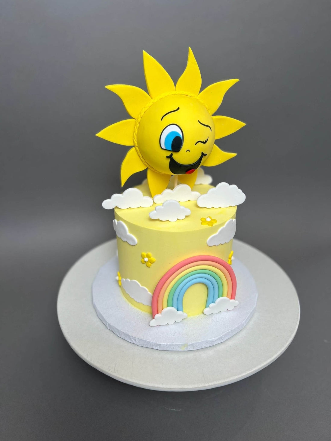 Sunshine & rainbow on buttercream - custom cake