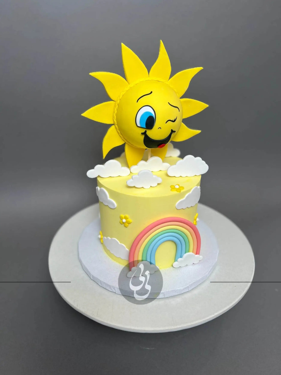 Sunshine & rainbow on buttercream - custom cake