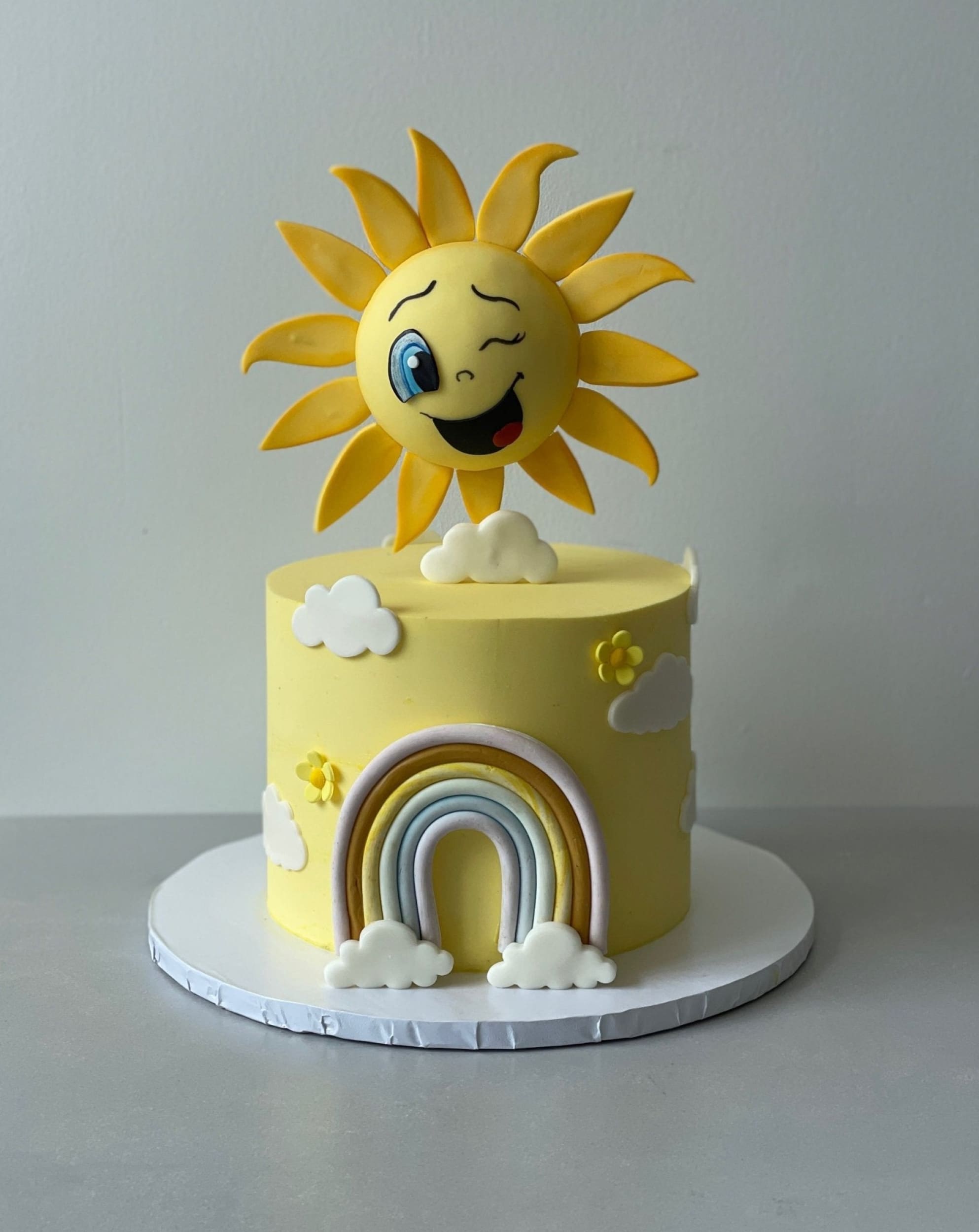 Sunshine &amp; rainbow on buttercream - custom cake