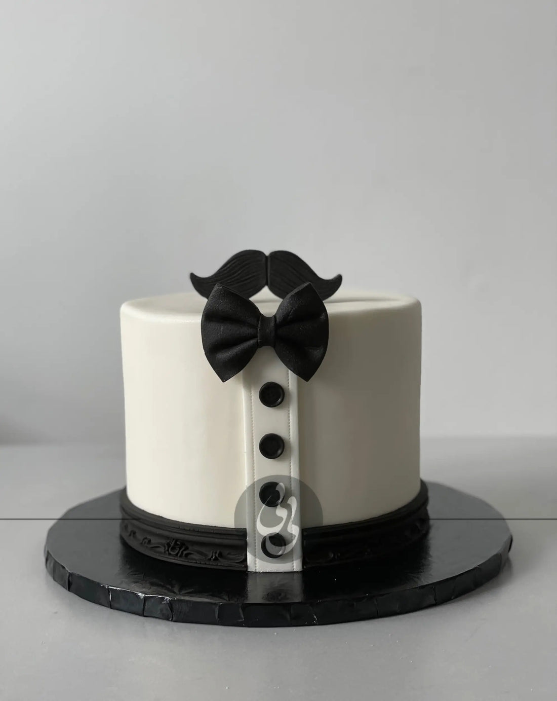 Tuxedo with bow in fondant - custom cake