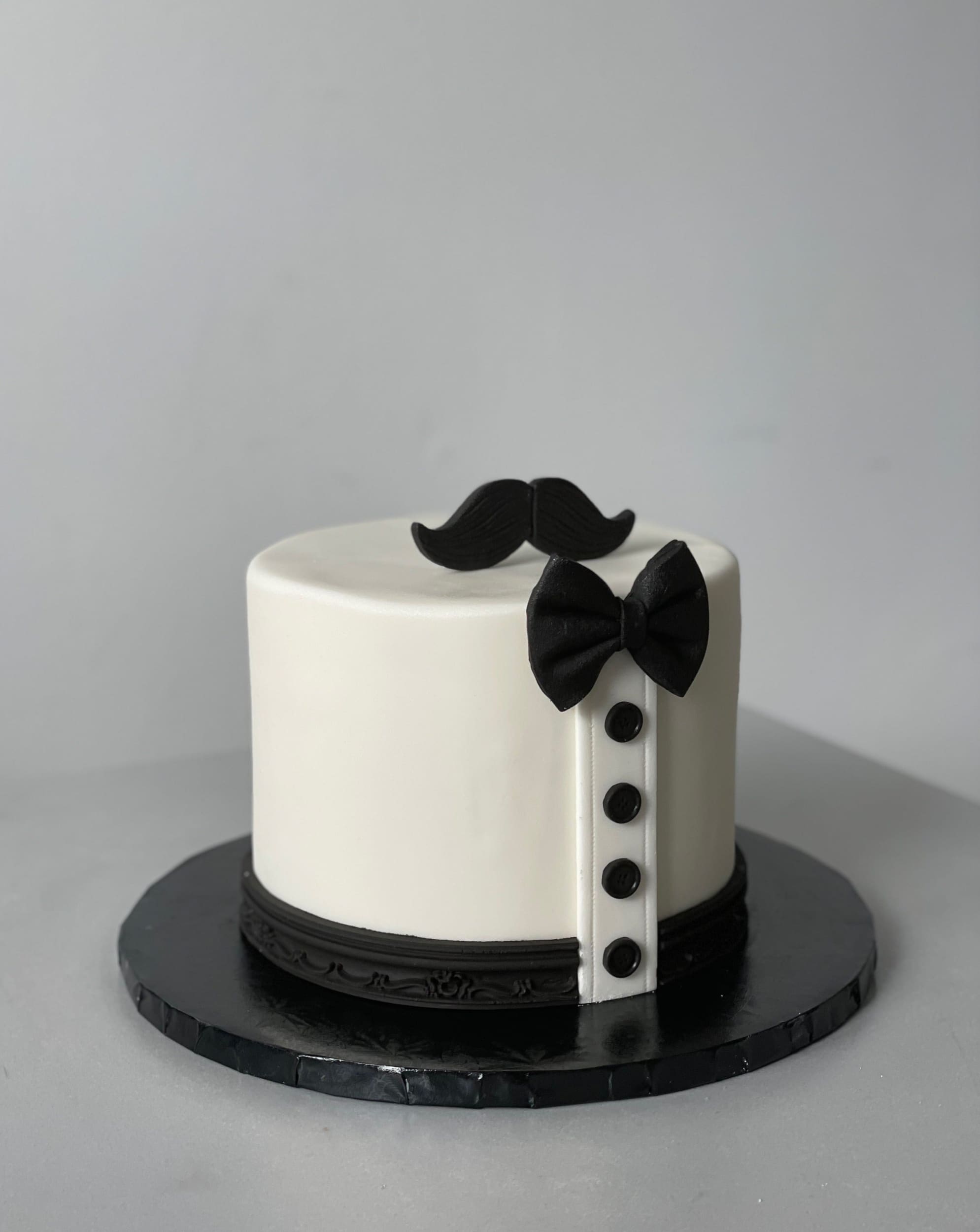 Tuxedo with bow in fondant - custom cake