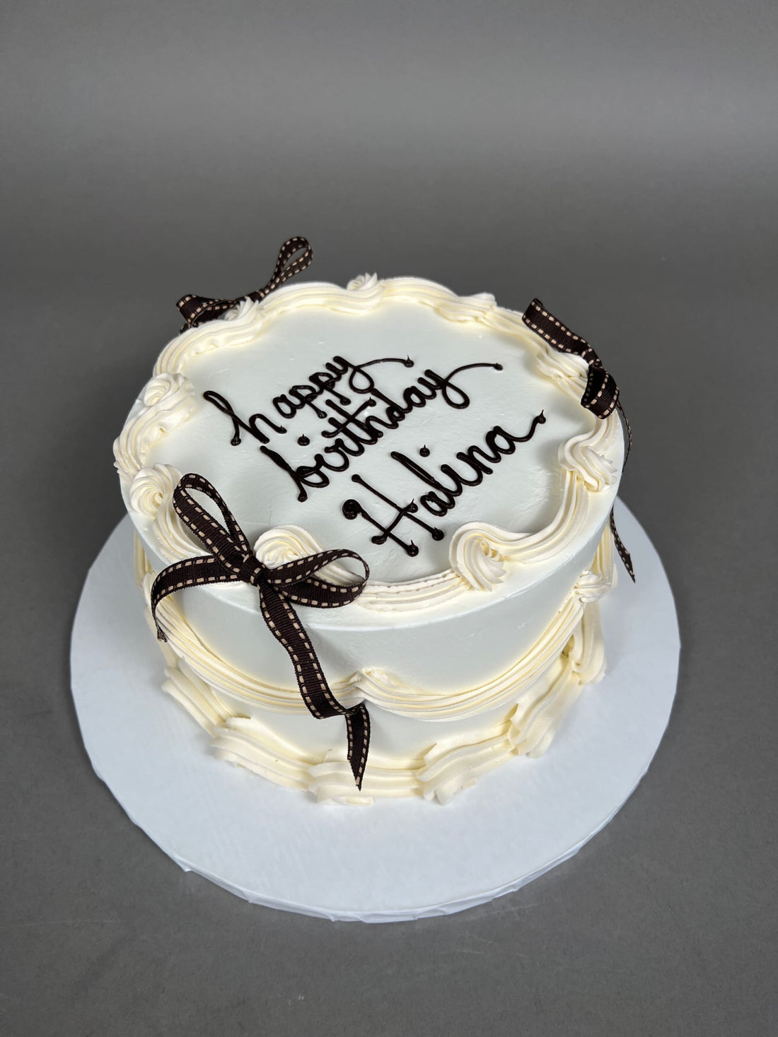 Vintage lambeth bow cake in whipped cream - custom cake