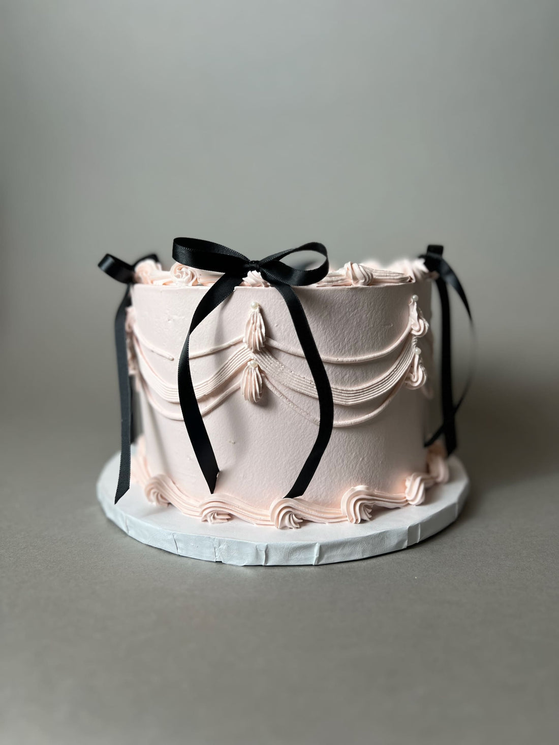 Vintage lambeth bow cake in whipped cream - custom cake