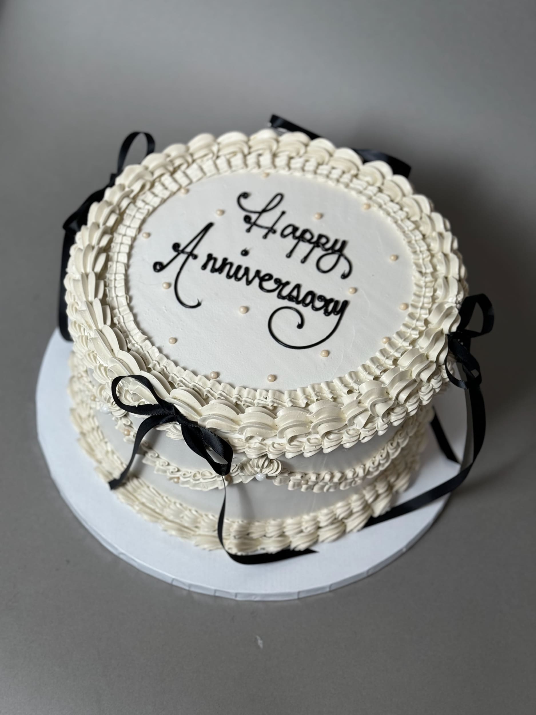 Vintage lambeth &amp; bows on buttercream - custom cake