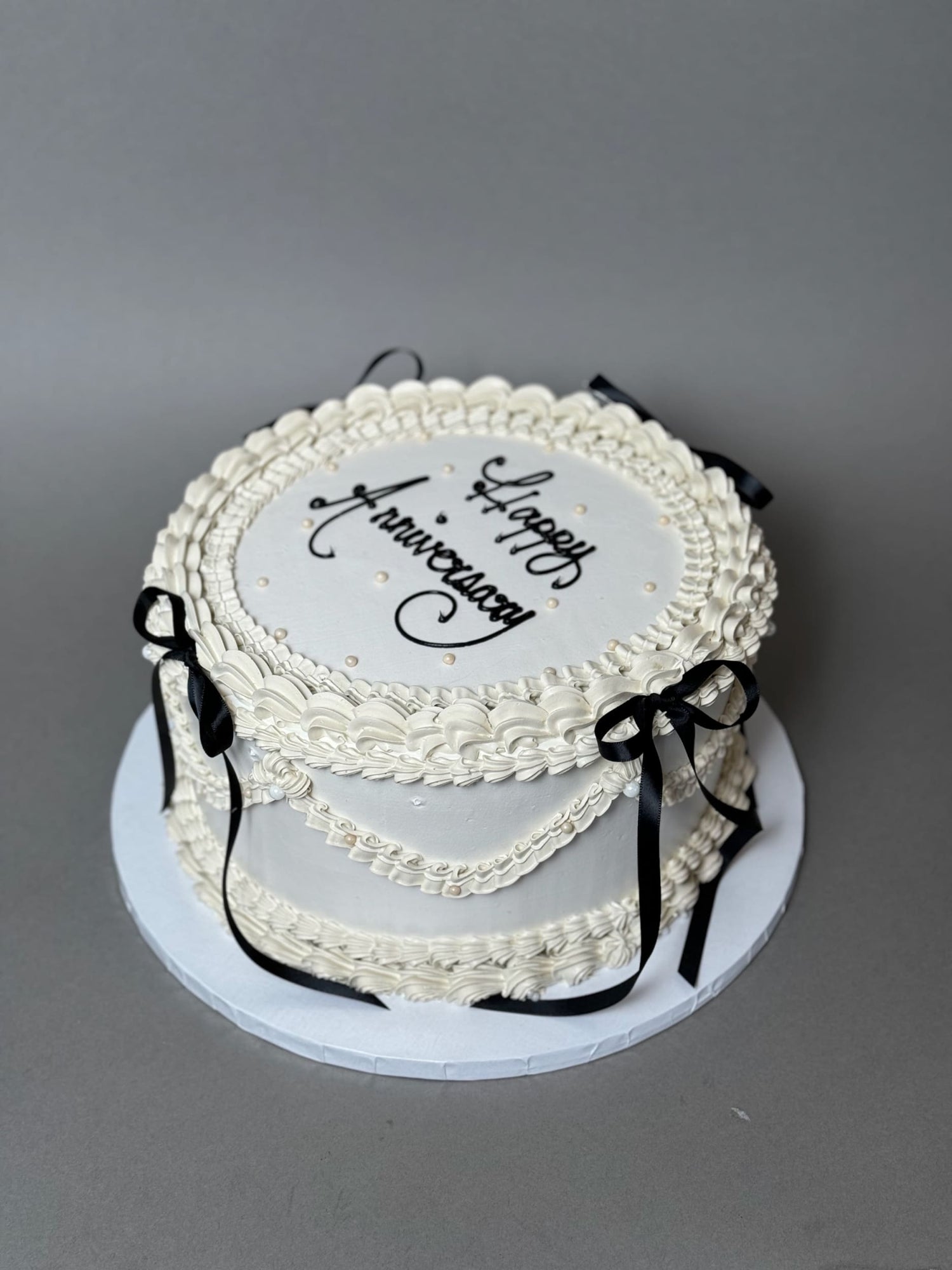 Vintage lambeth &amp; bows on buttercream - custom cake