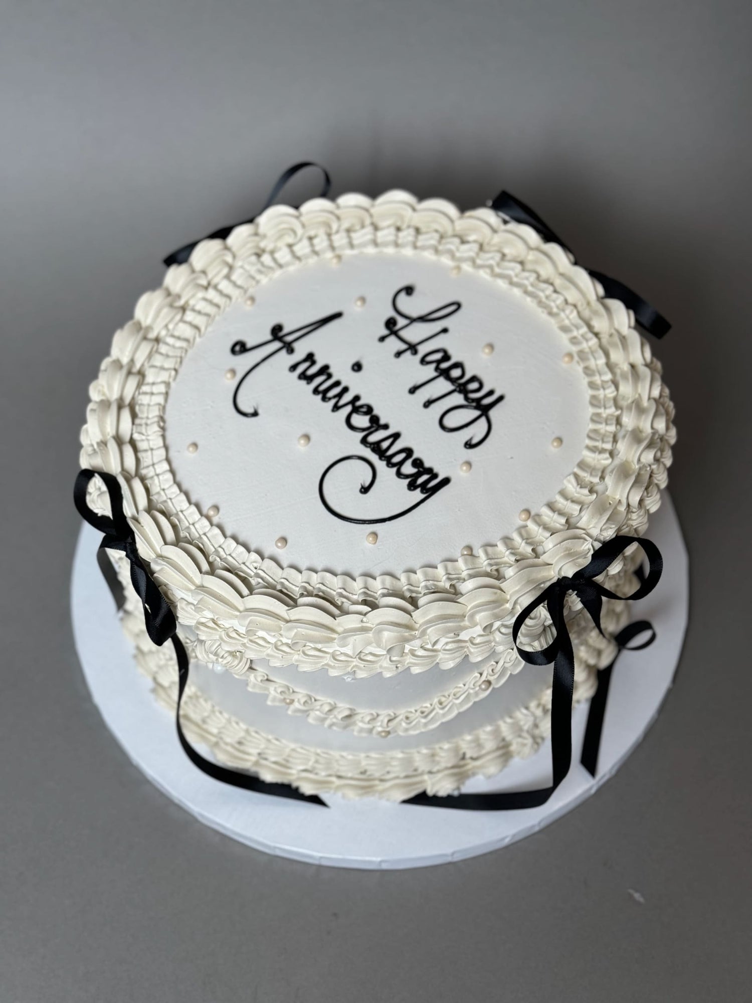 Vintage lambeth &amp; bows on buttercream - custom cake