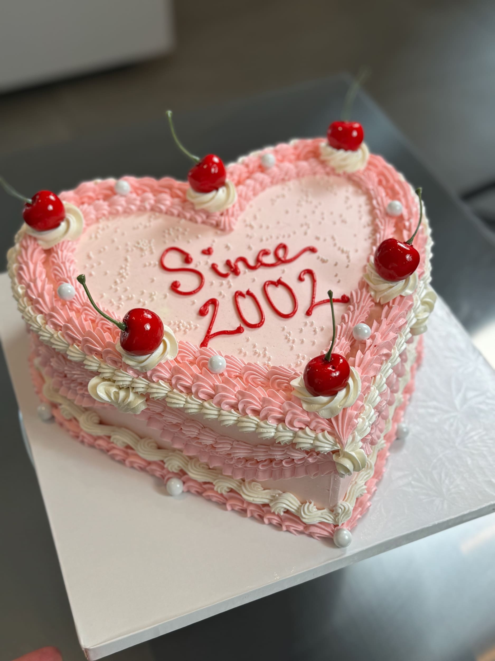 Vintage lambeth heart &amp; cherries - custom cake