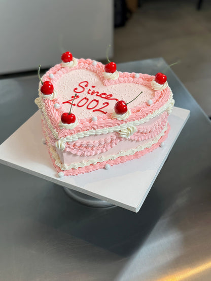 Vintage lambeth heart &amp; cherries - custom cake