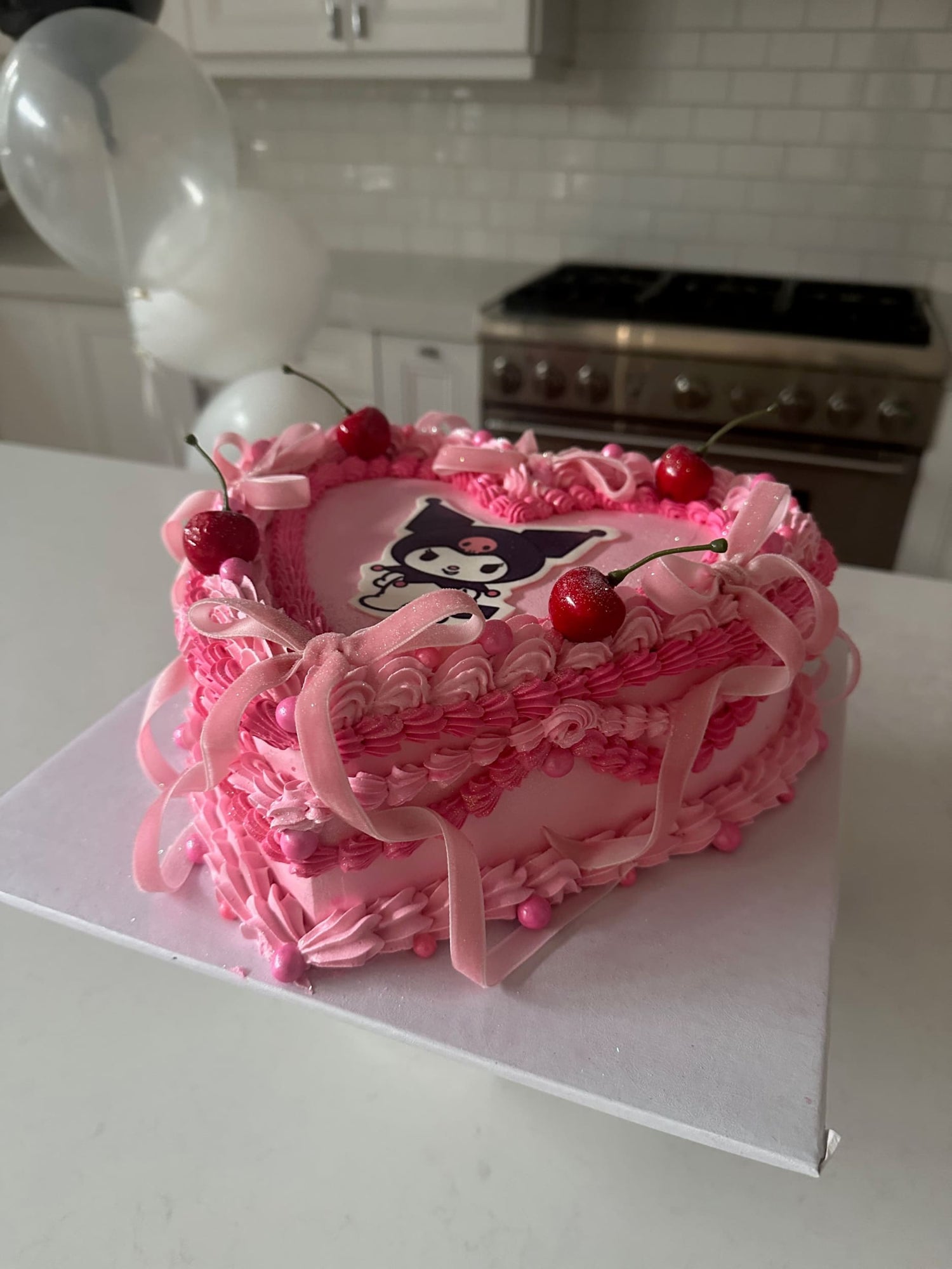 Vintage lambeth heart &amp; edible print - custom cake