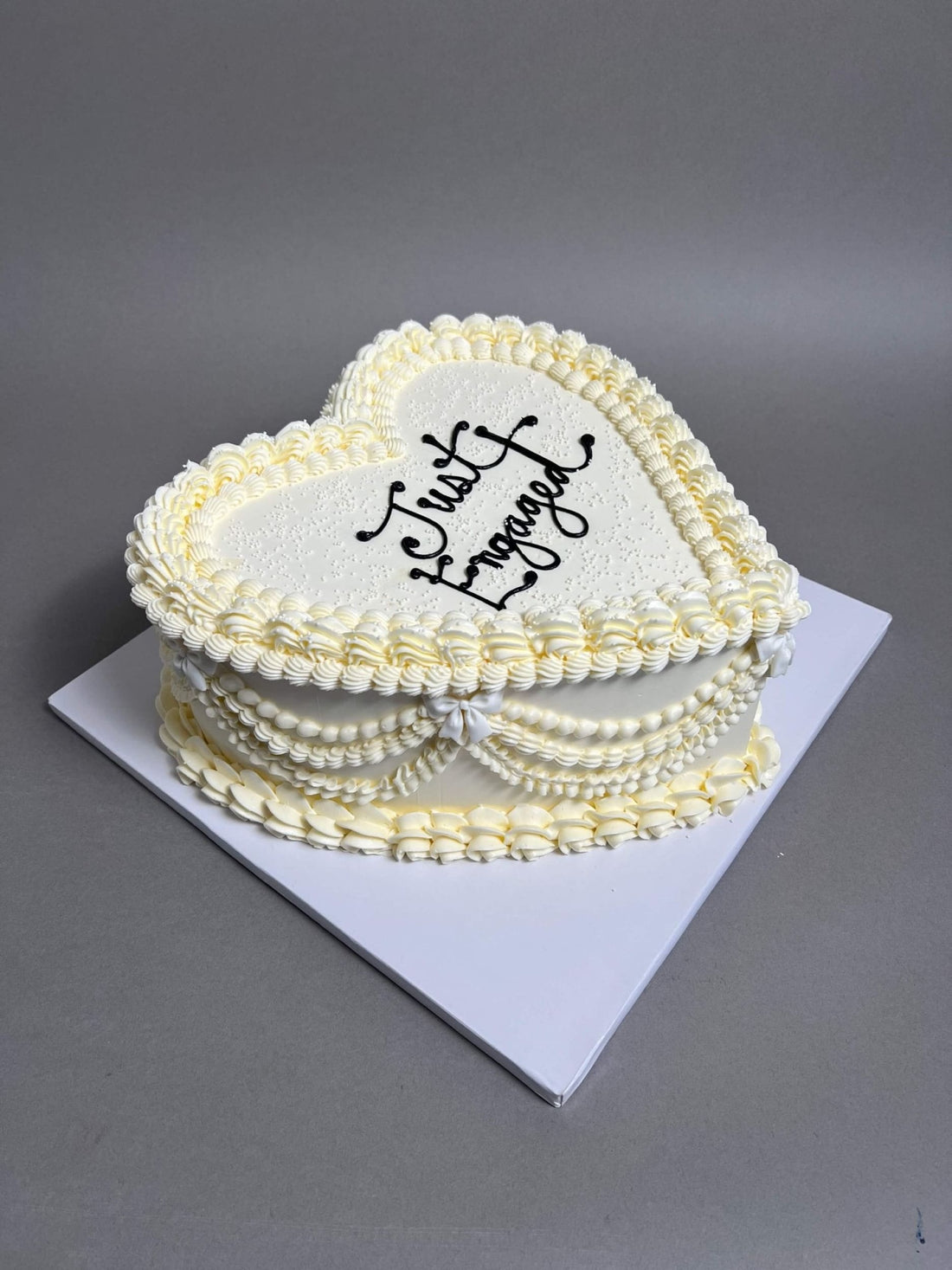 Vintage lambeth heart in buttercream - custom cake