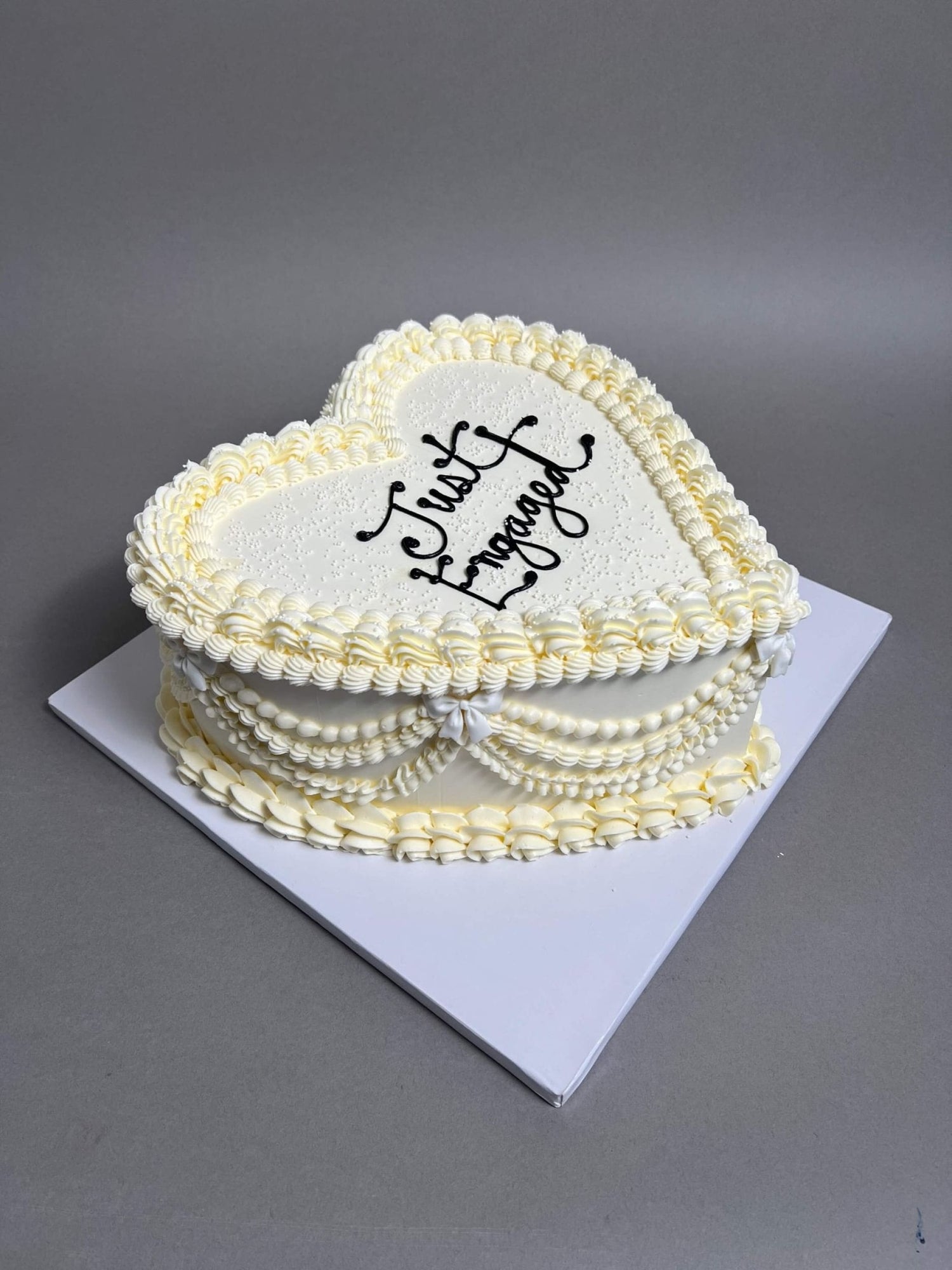 Vintage lambeth heart in buttercream - custom cake