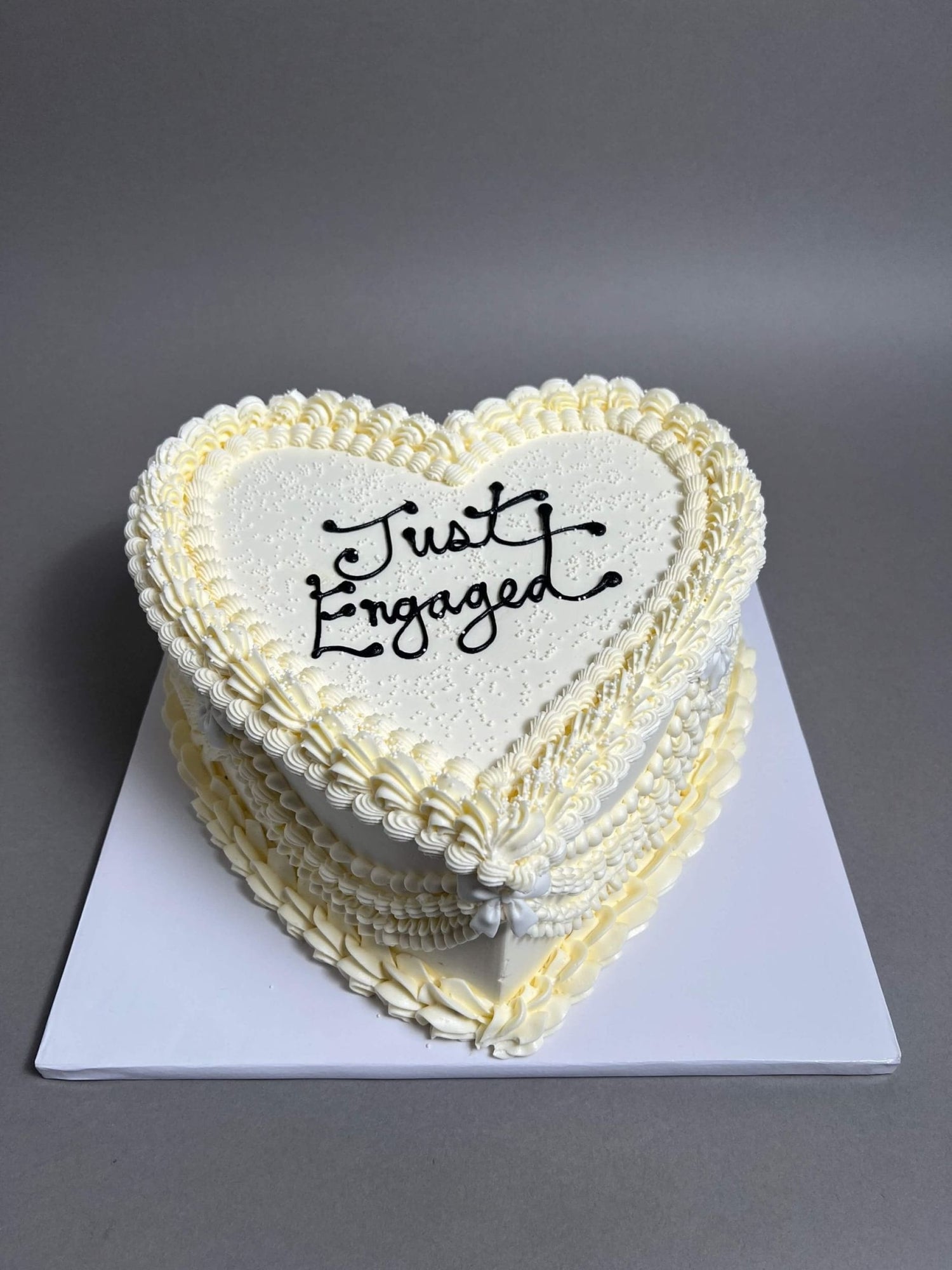 Vintage lambeth heart in buttercream - custom cake