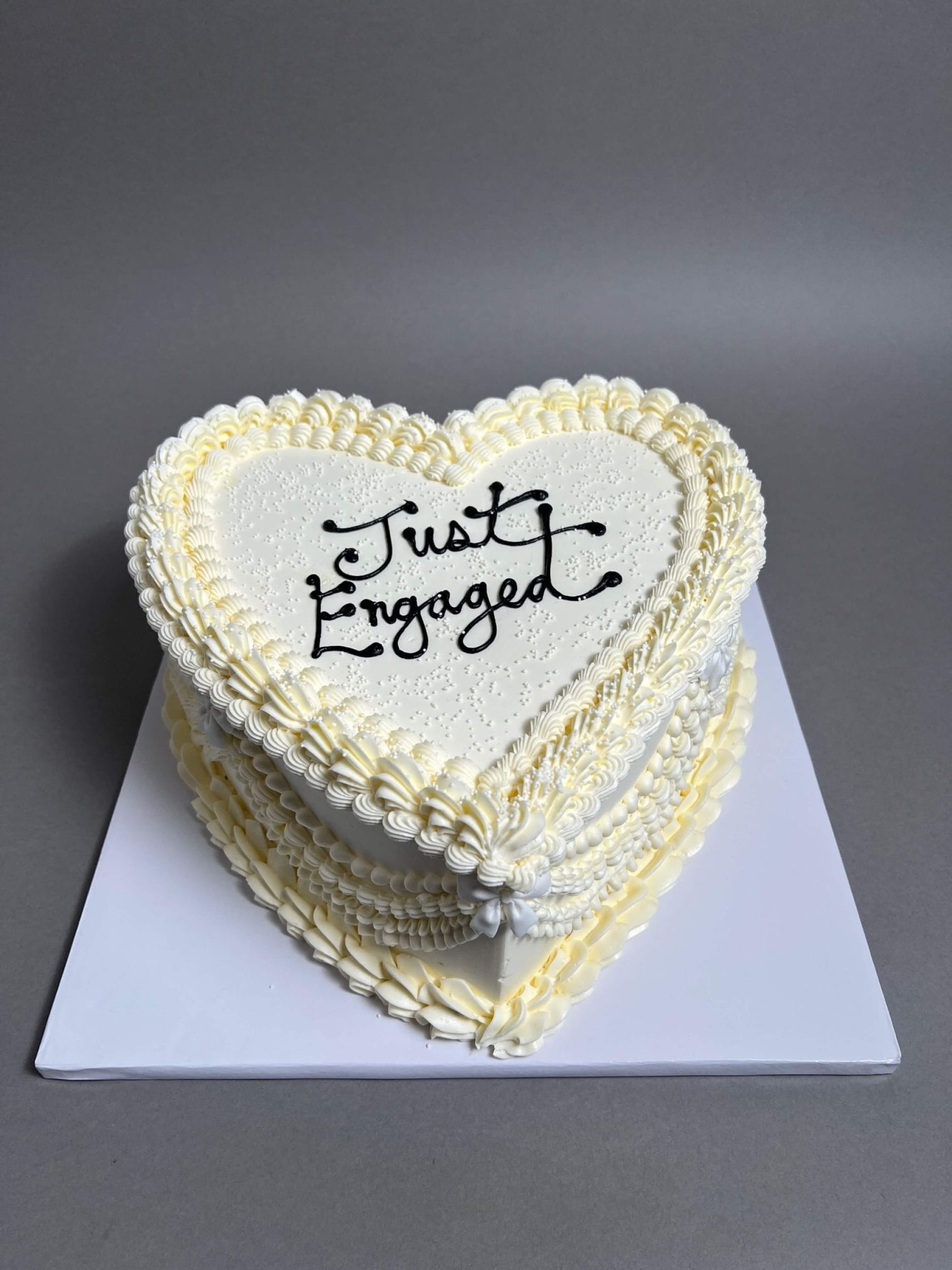 Vintage lambeth heart in buttercream - custom cake