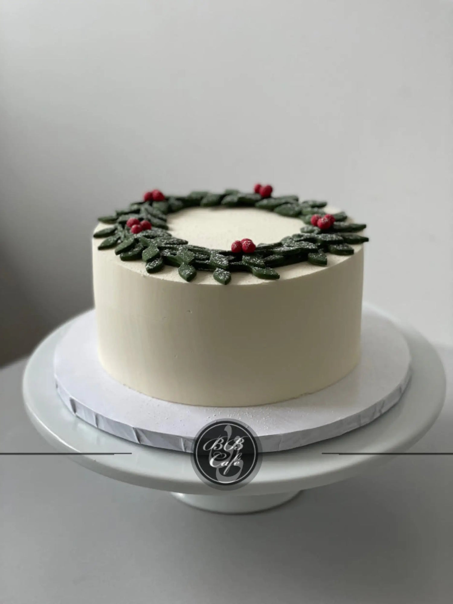 Winter berry wreath cake - custom cake